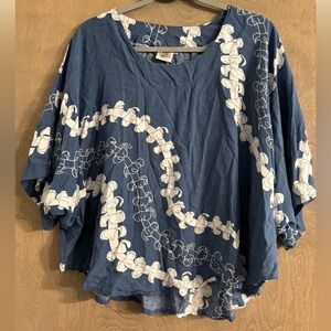 Makai Beach Hawaii  Women's Hawaiian Blouse Size L/XL puakinikini lei pattern